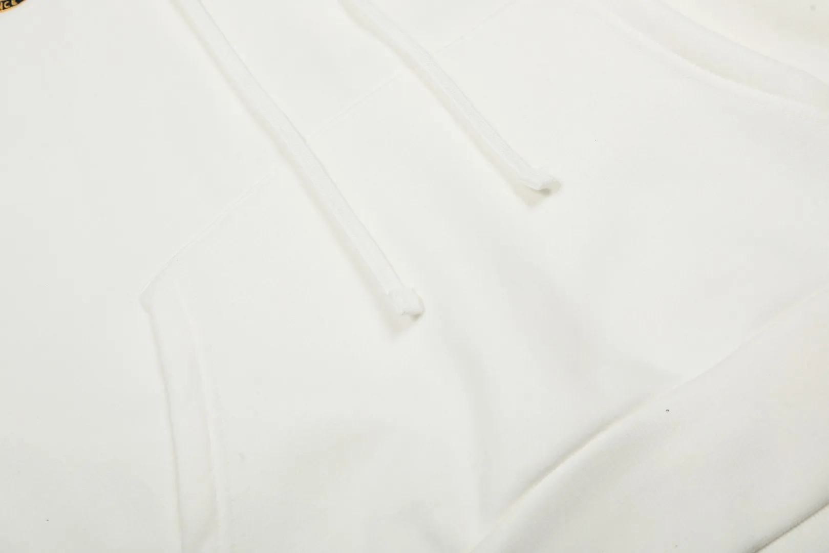 P300 Top Quality" Style Number: 8103# [Ralph Lauren 20th Anniversary Badge Embroidered Deconstructed Autumn and Winter Hooded Sweatshirt] ✅Ralph Lauren Anniversary Autumn and Winter Plush Hooded Sweatshirt for Men and Women ✅380g 100% pure cotton heavy-grabbed cloud velvet ✅Three-layer hidden partial placket Reactive dyeing D65 raw cotton double herringbone belt Wide and narrow partitions ✅Single color single version High-precision embroidery Same as original order ✅Simple upper body, easy to match, ootd must-have, versatile, recommended for couples to wear when traveling ~ Size: S-XL Color: White Navy